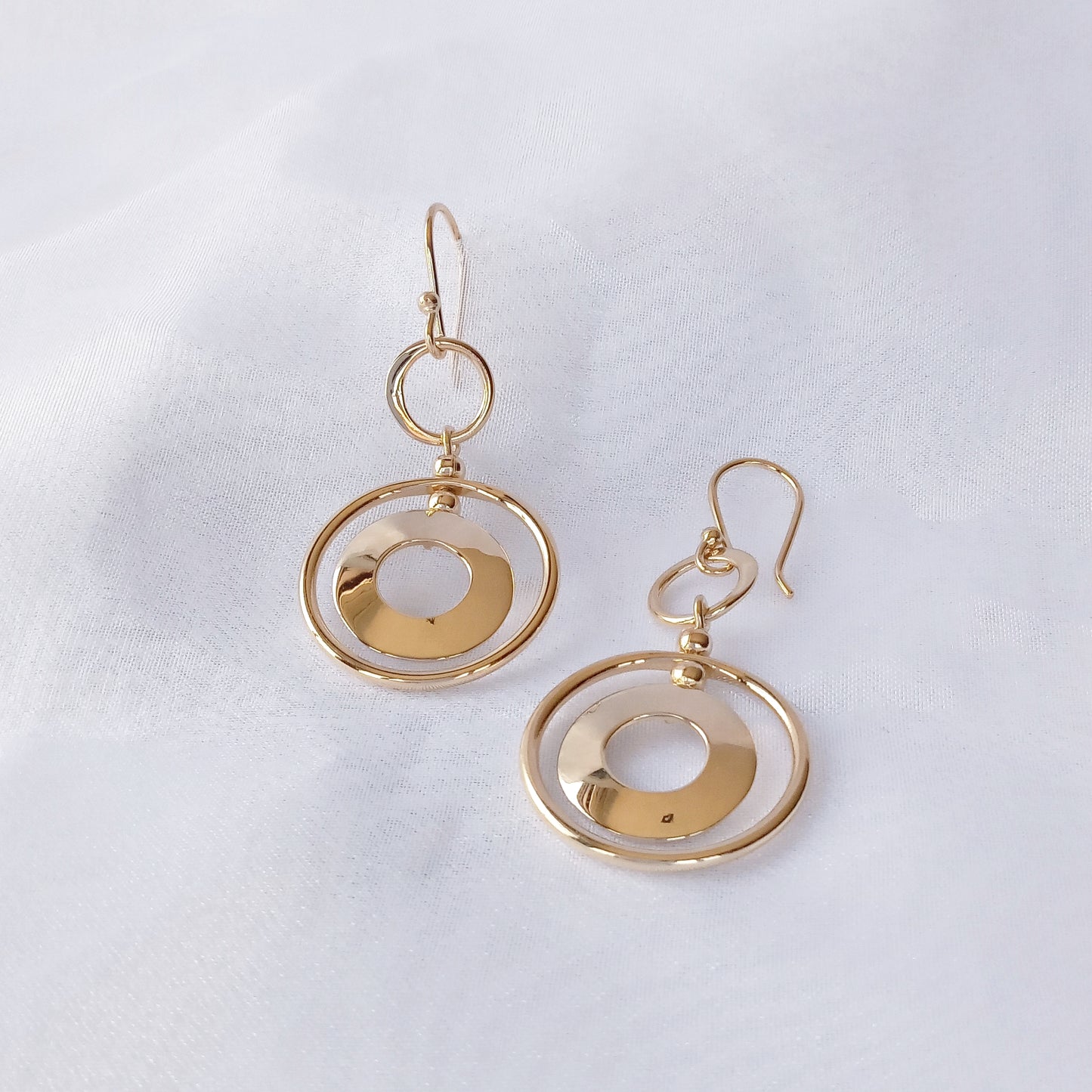 Arete Dorado Círculos en Movimiento