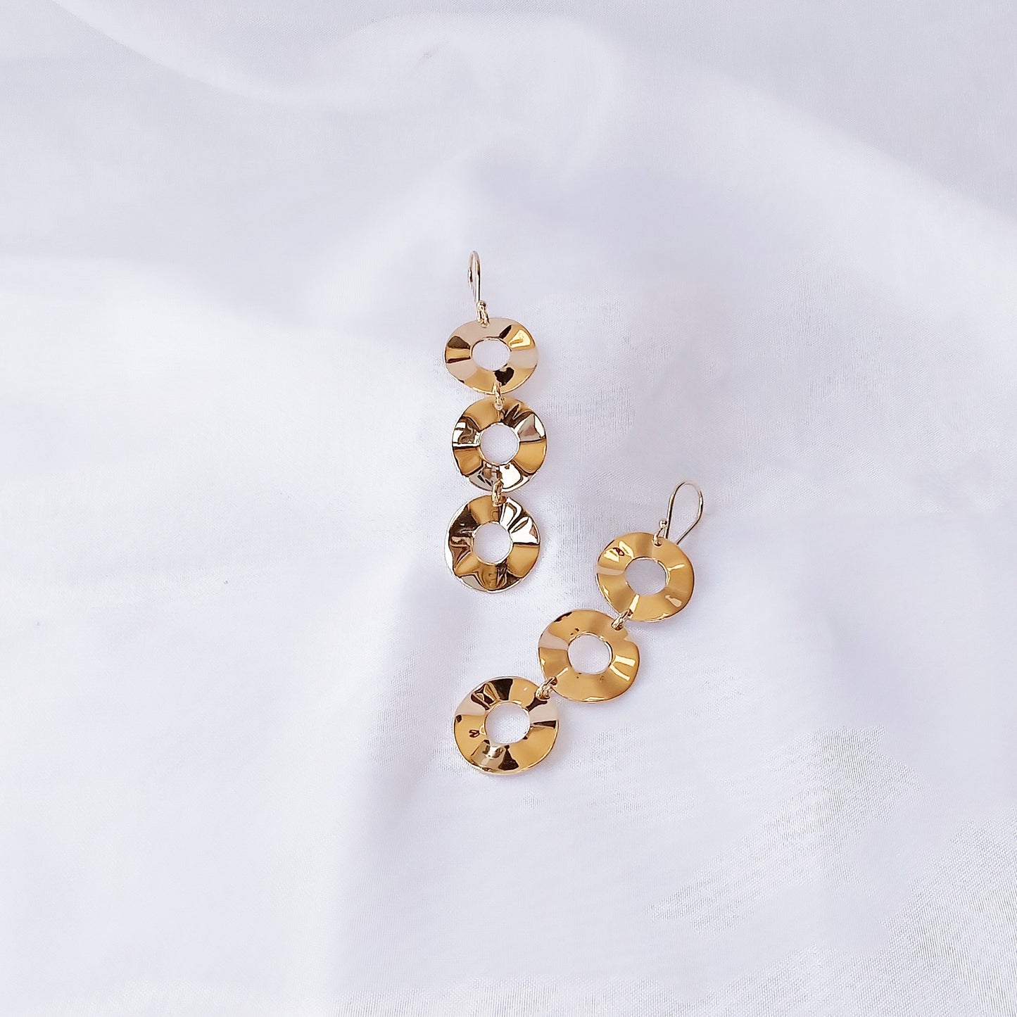 Arete Dorado Triple Círculo Ondulado