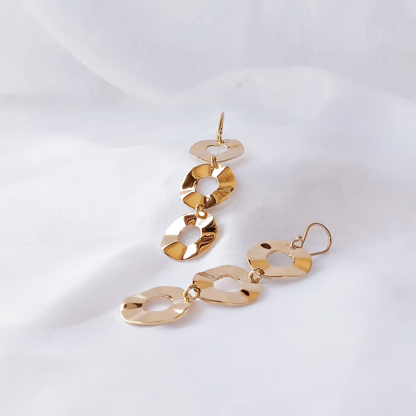 Arete Dorado Triple Círculo Ondulado