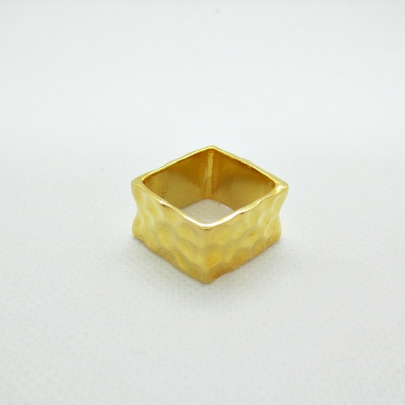 Anillo dorado cuadrado