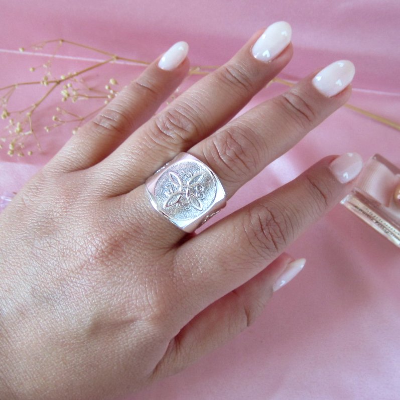 Anillo Plateado Nudo de Bruja