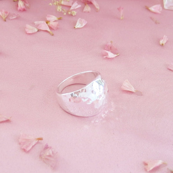 Anillo plateado vaciado domo martillado