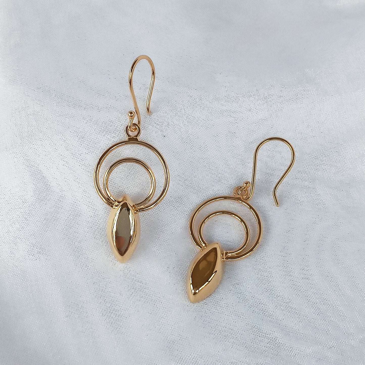 Arete Dorado Círculo Almendra