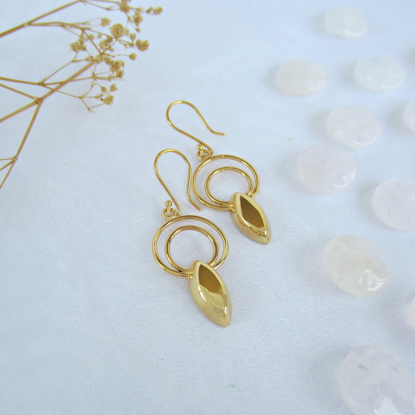 Arete Dorado Círculo Almendra