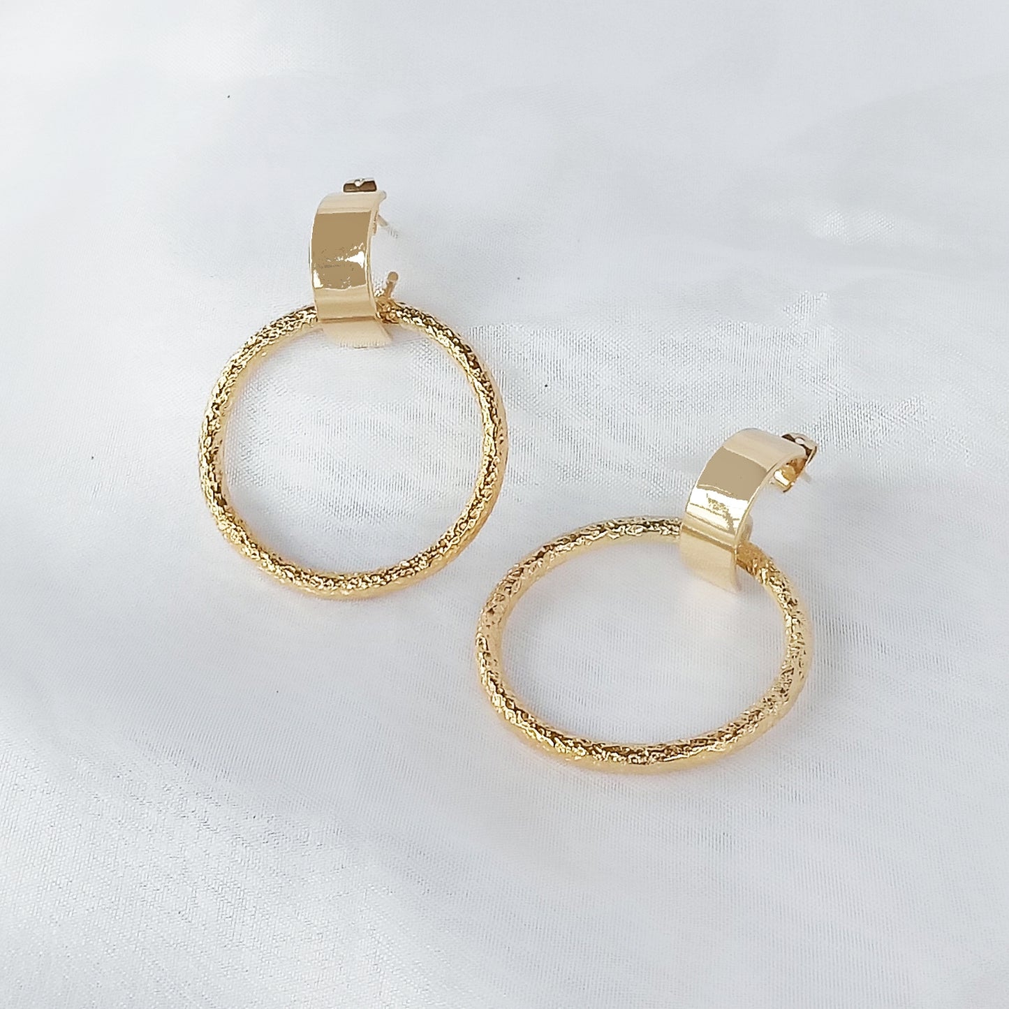 Arete Dorado Círculo Escarchado