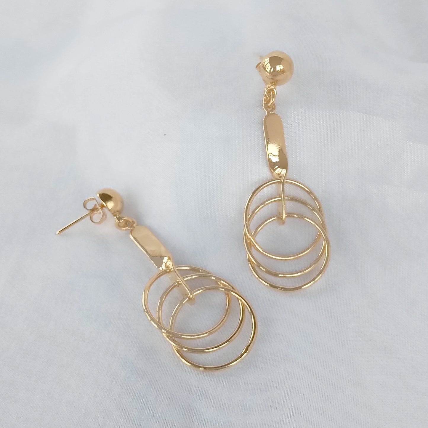Arete Dorado círculos Entrelazados