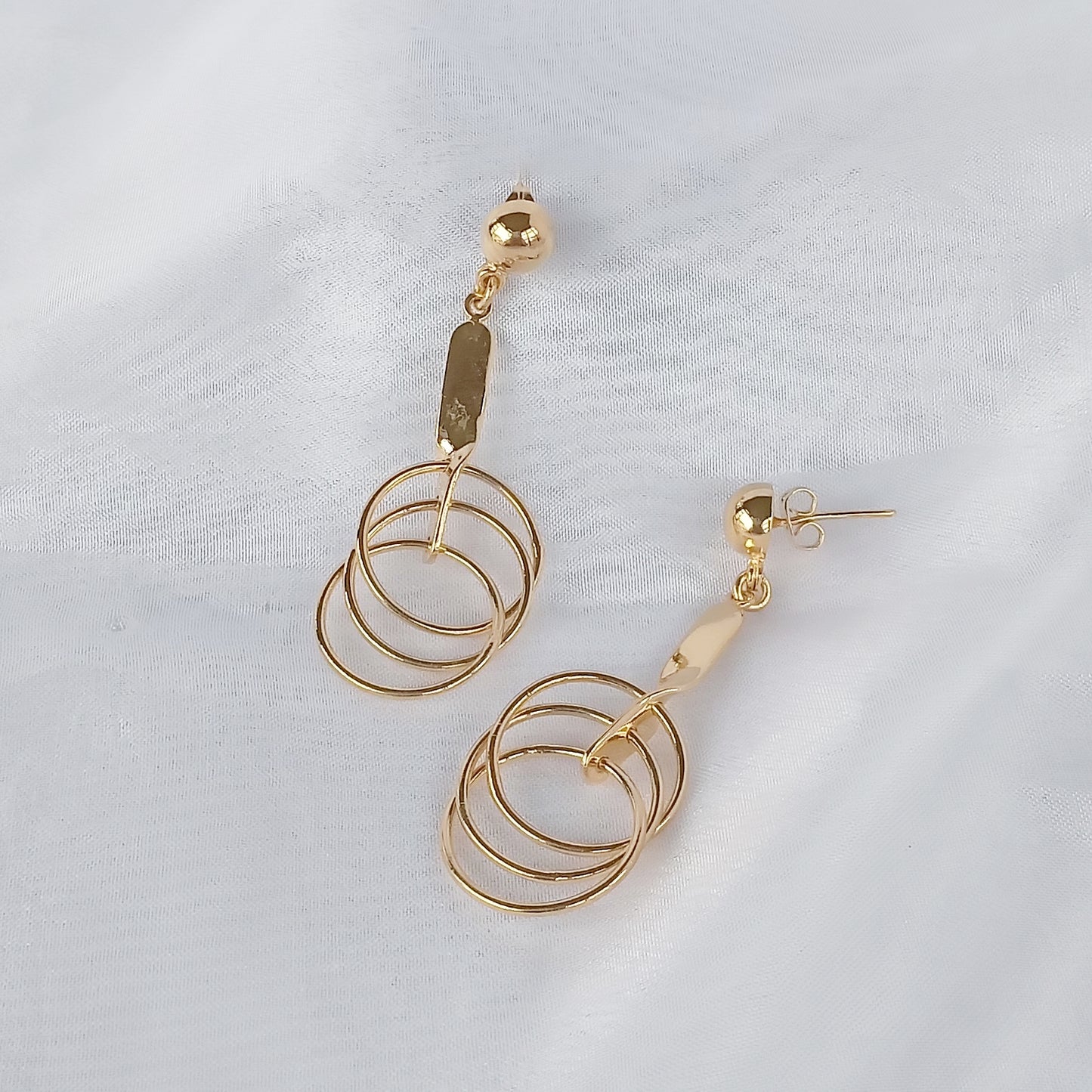 Arete Dorado círculos Entrelazados
