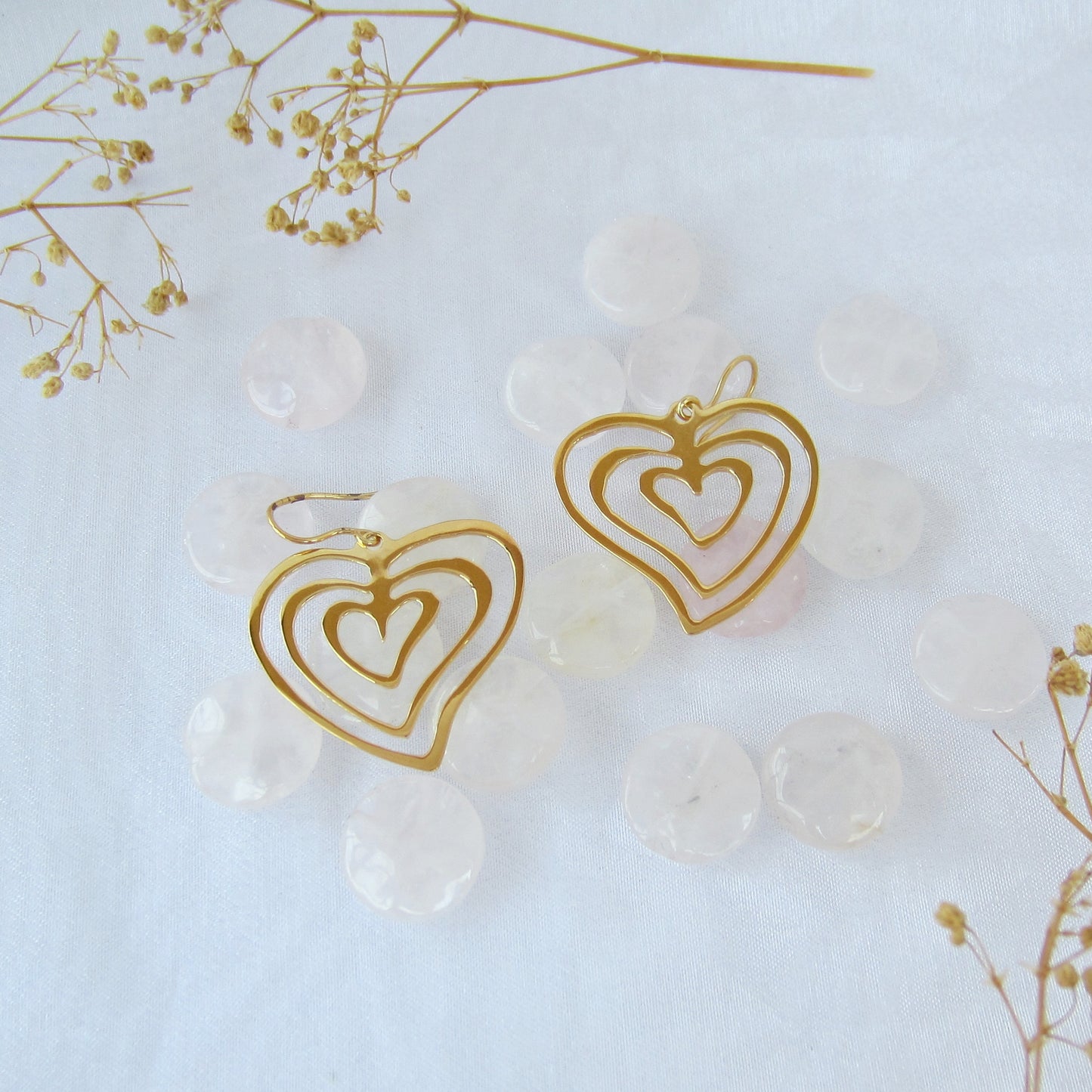 Arete Dorado Corazón Calado en Disminución