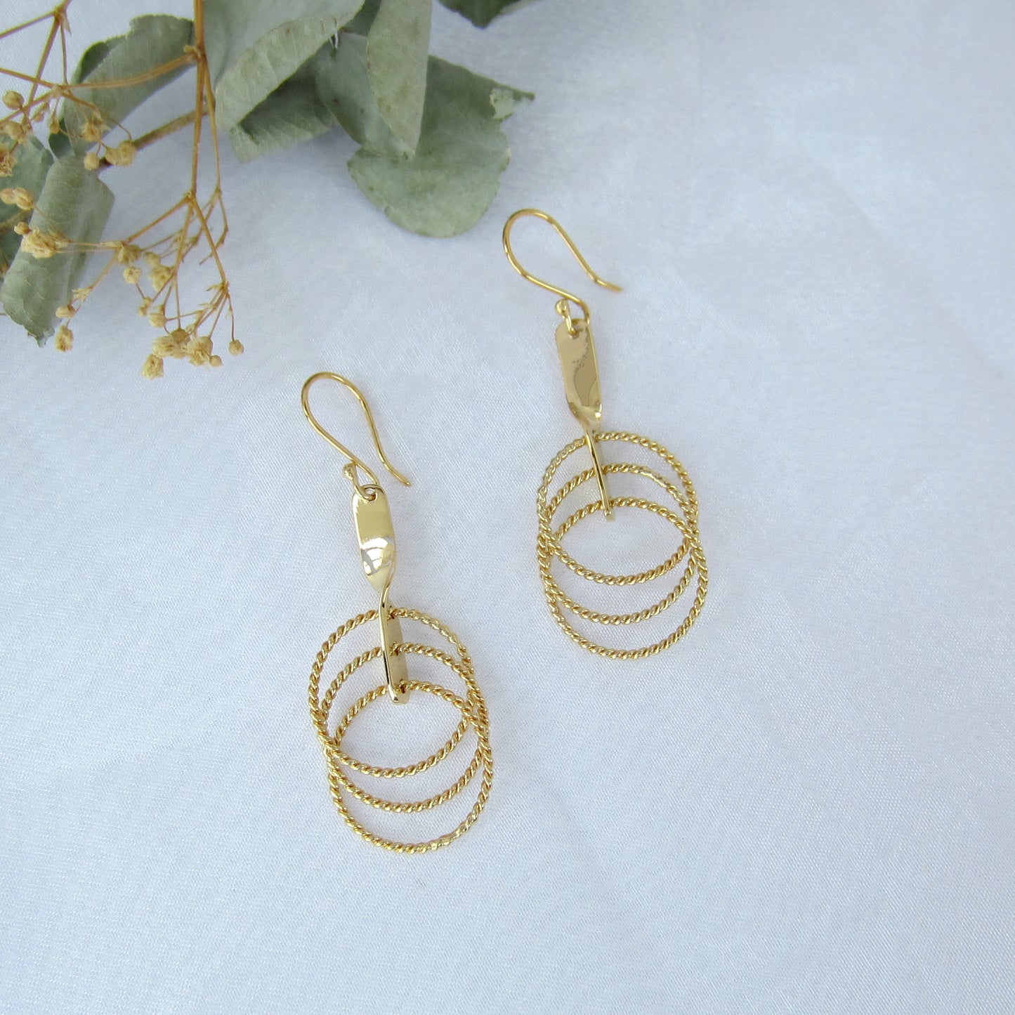 Arete Dorado Triple Circulo Trenzado