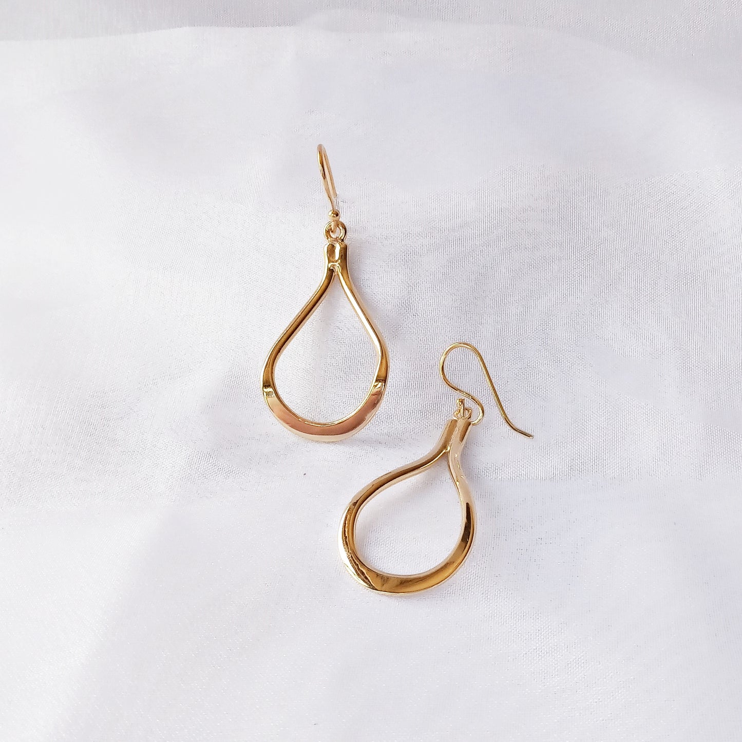 Arete Dorado Gota Curva