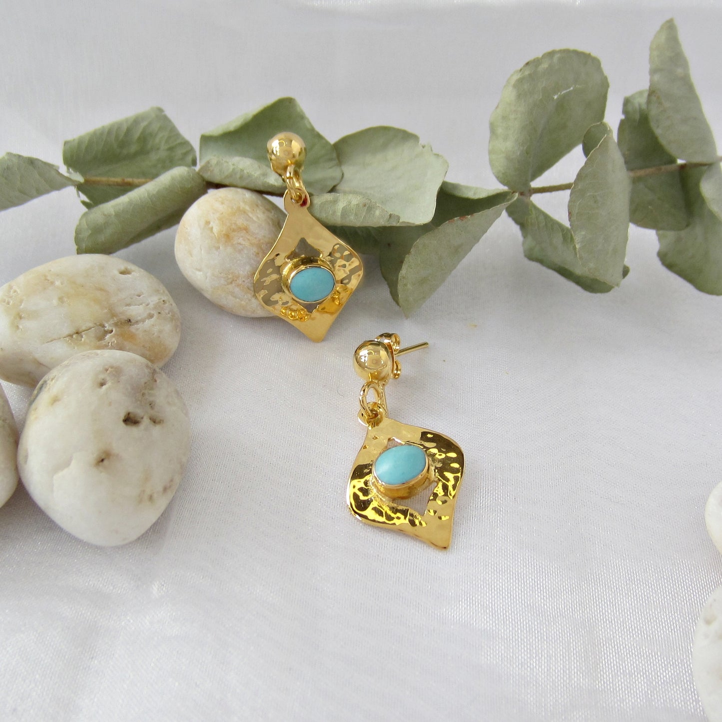 Aretes Dorados Avellana Martillada