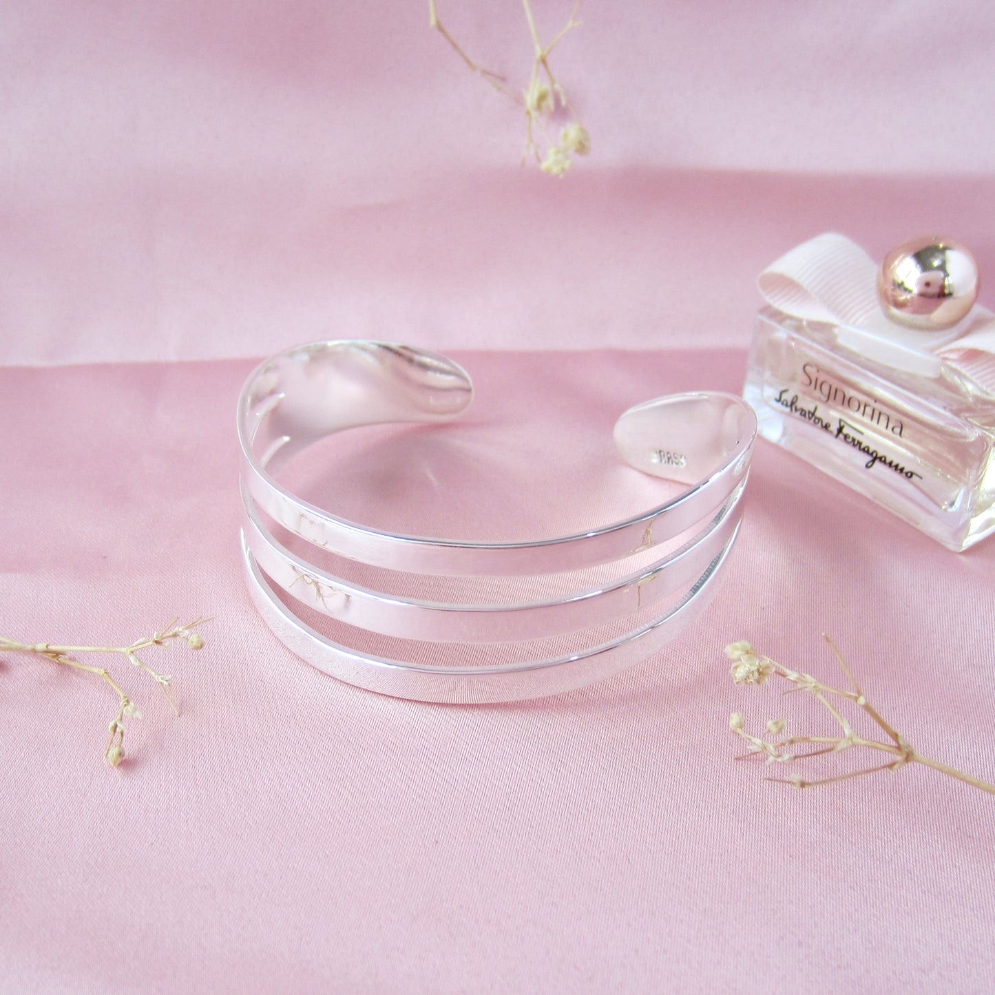 Brazalete plateado lineal curvo