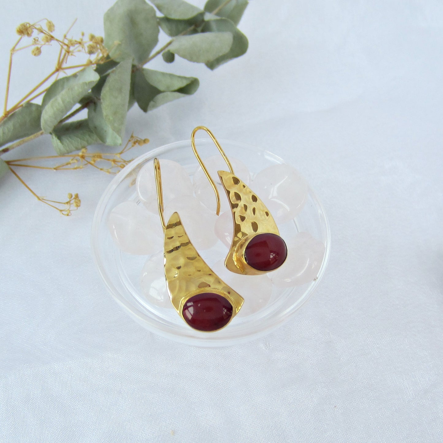 Arete Dorado Ala Martillada con Piedra