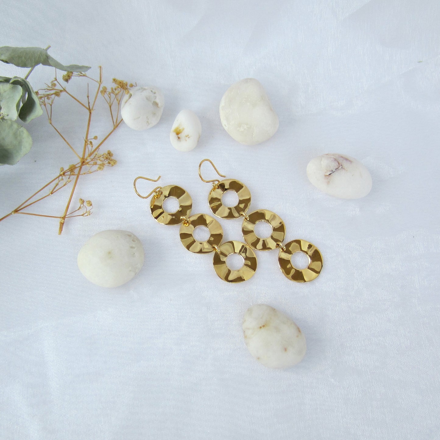 Arete Dorado Triple Círculo Ondulado