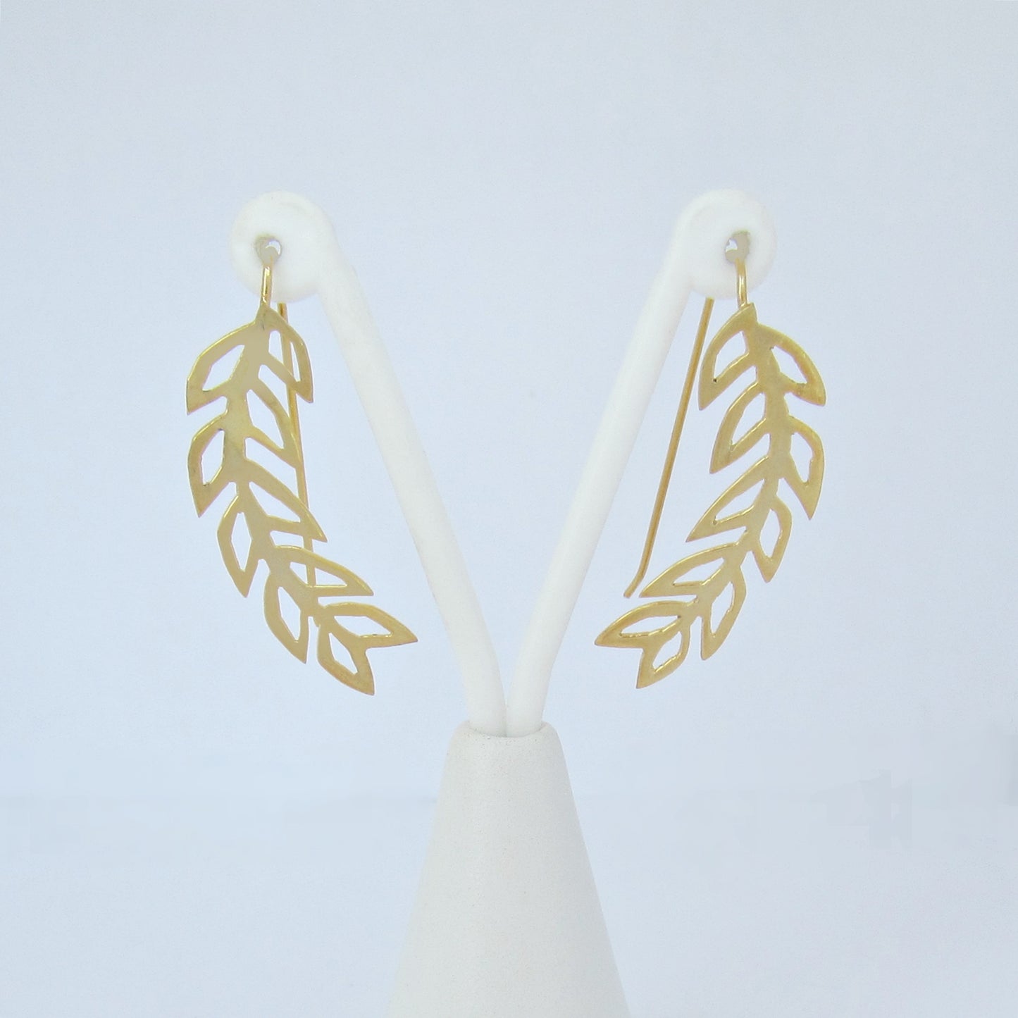 Aretes dorados hojas caladas