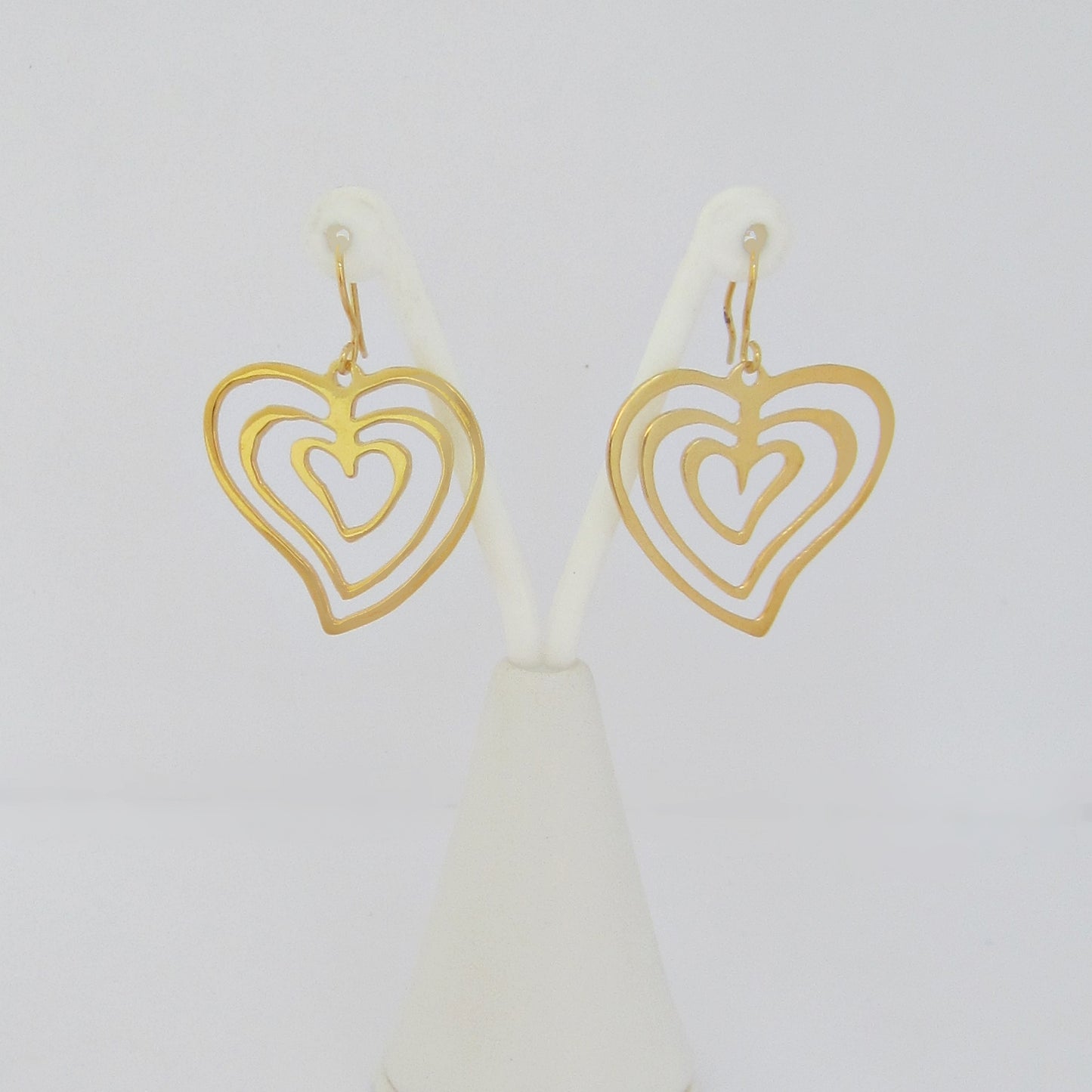 Arete Dorado Corazón Calado en Disminución