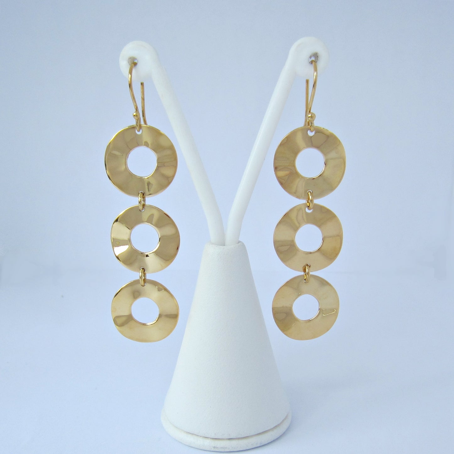 Arete Dorado Triple Círculo Ondulado