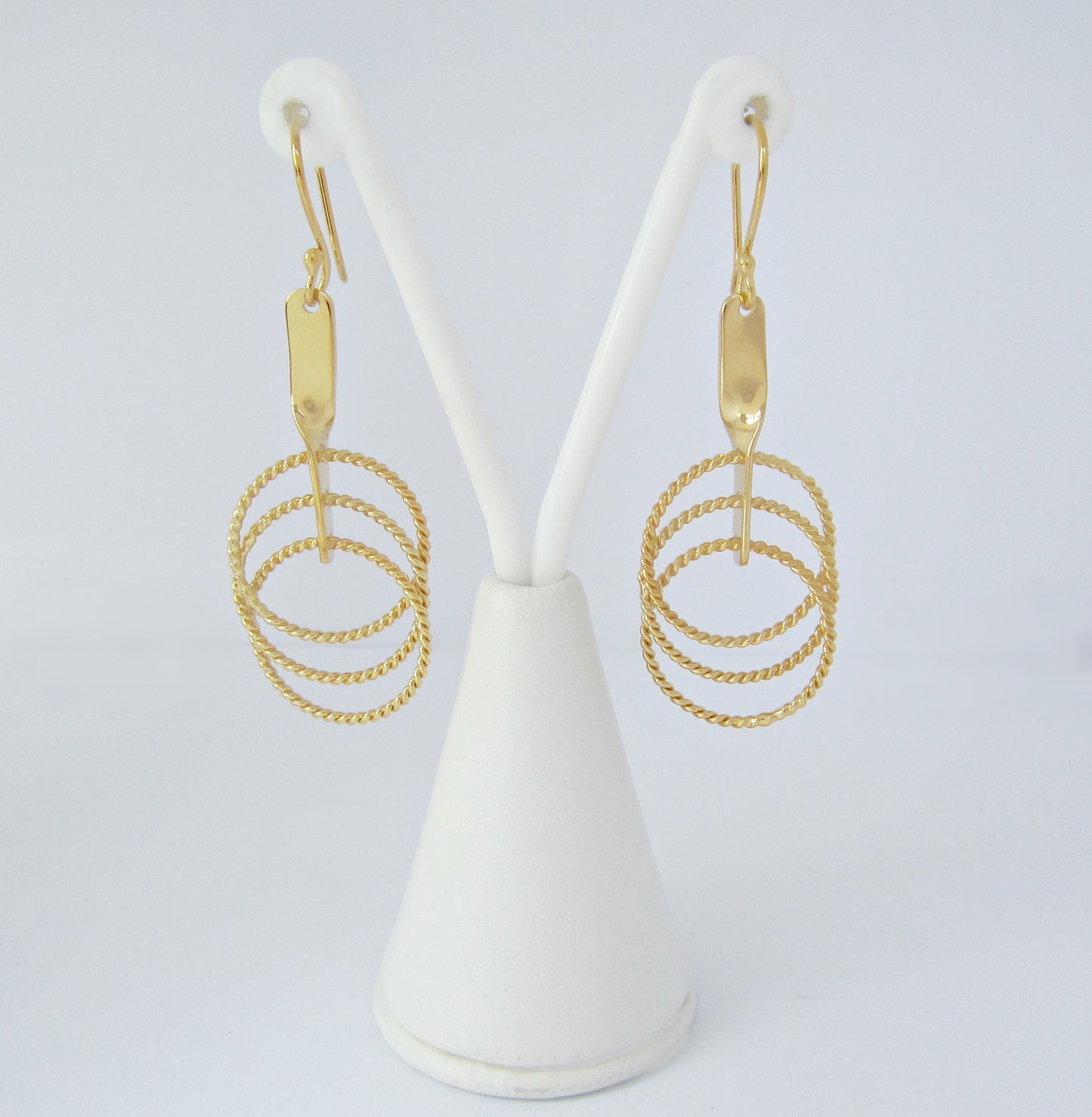 Arete Dorado Triple Circulo Trenzado