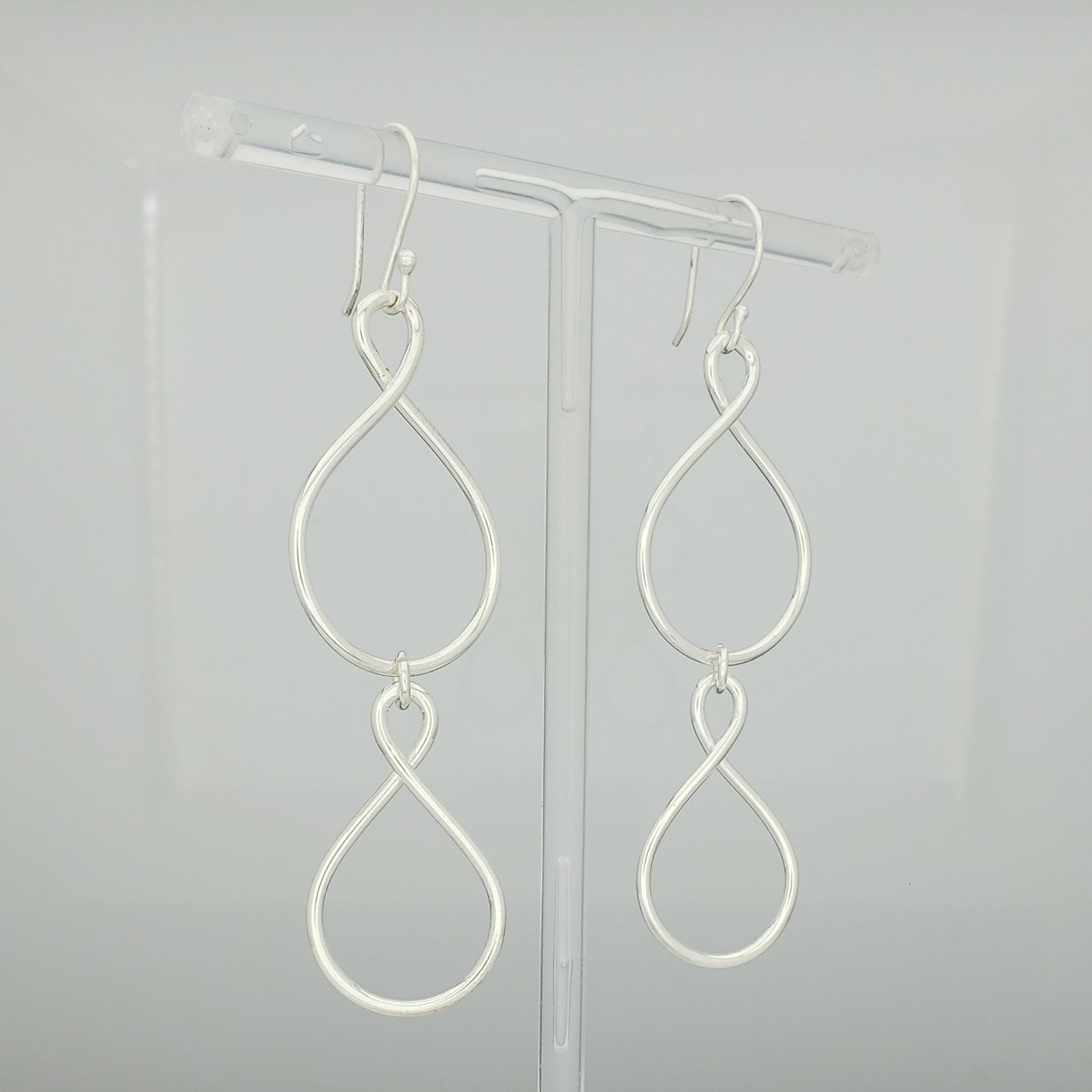 Arete plateado doble 8