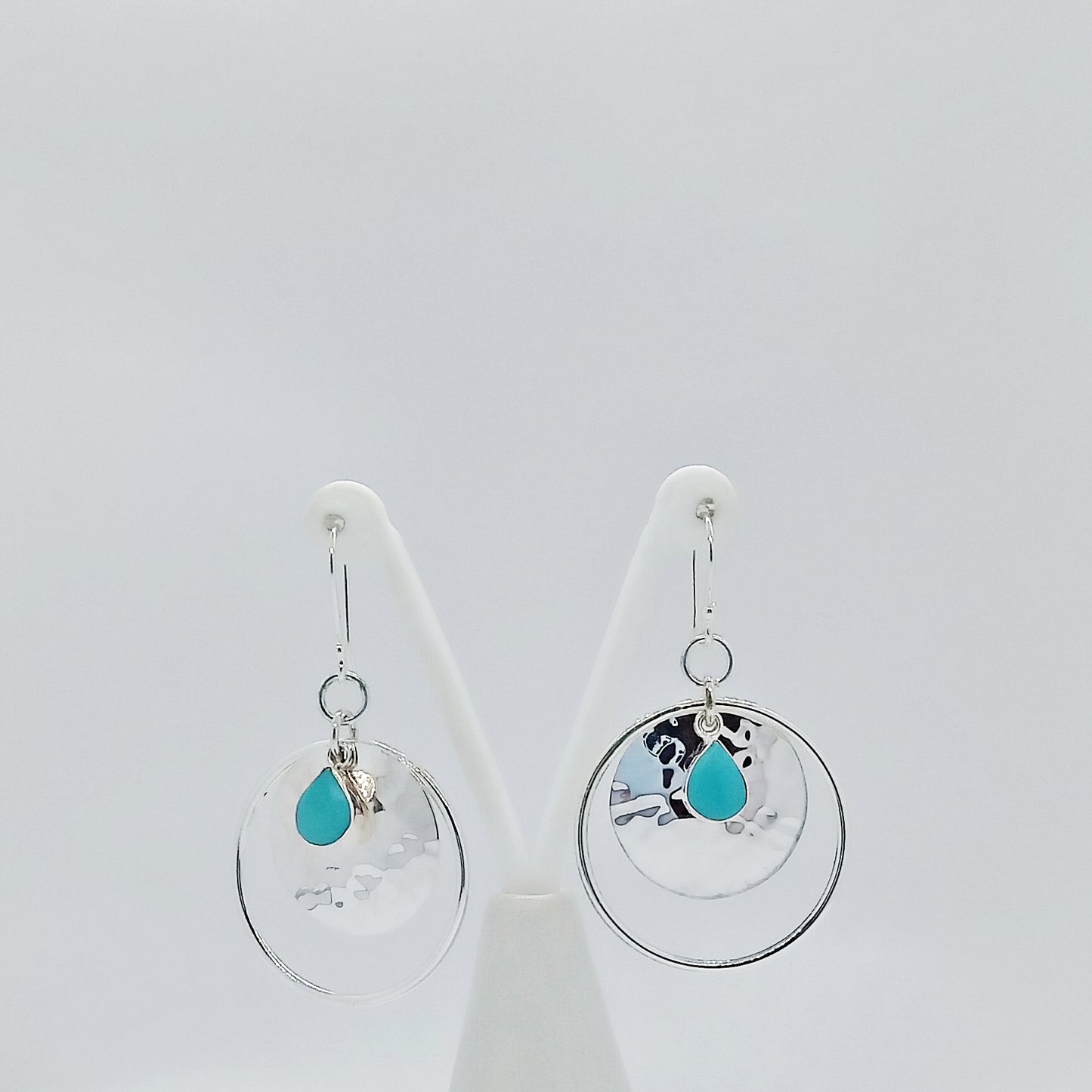 Arete Plateado Círculo con Gota