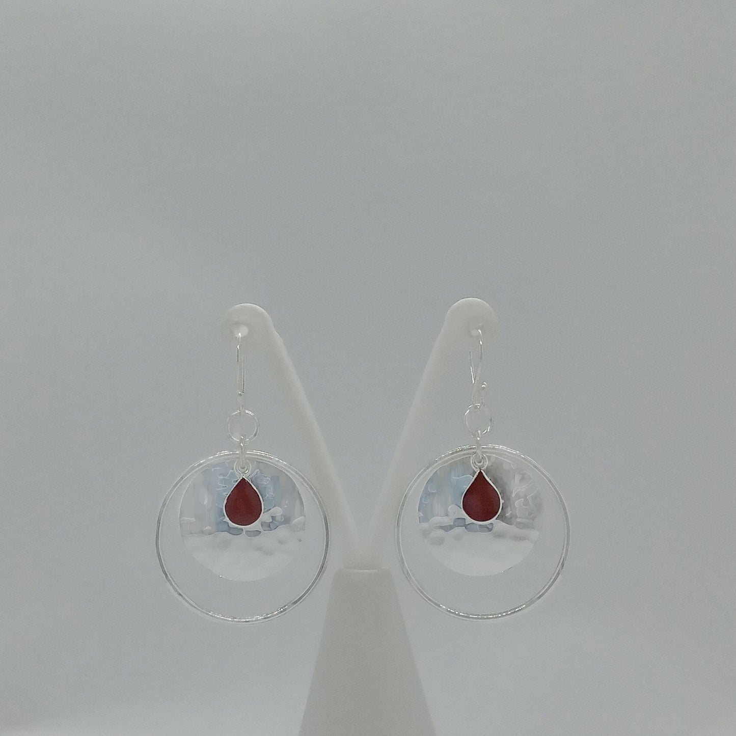 Arete Plateado Círculo con Gota