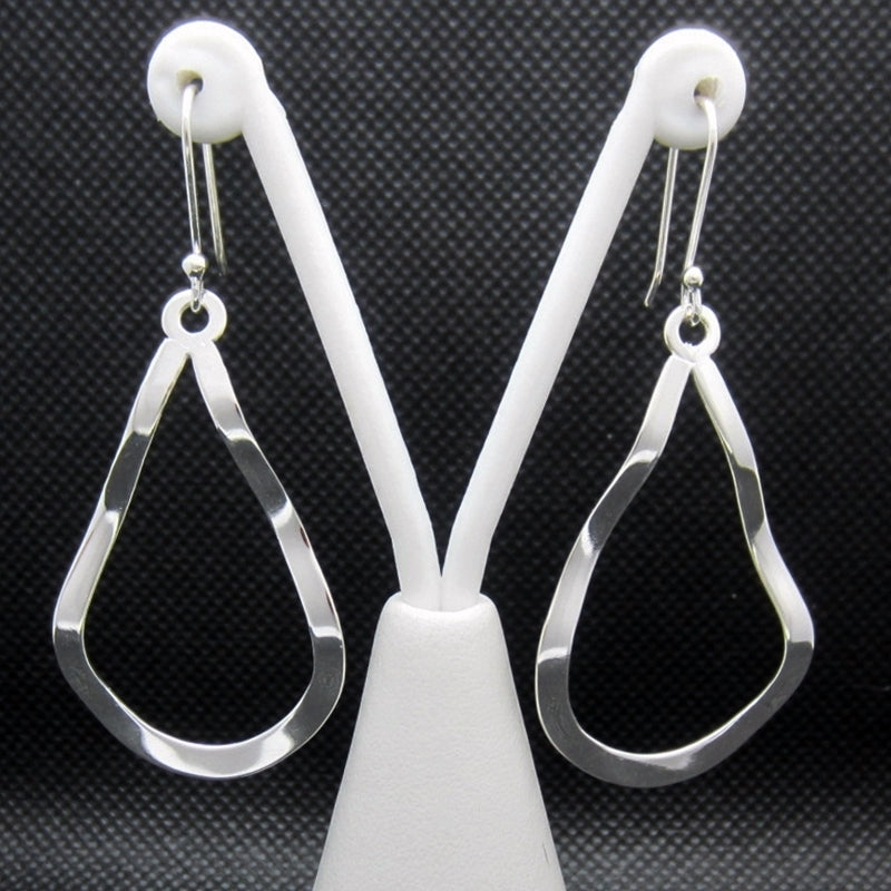 Aretes plateados gota ondulada