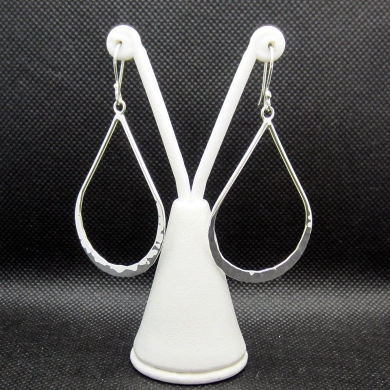 Aretes plateados gota delgada