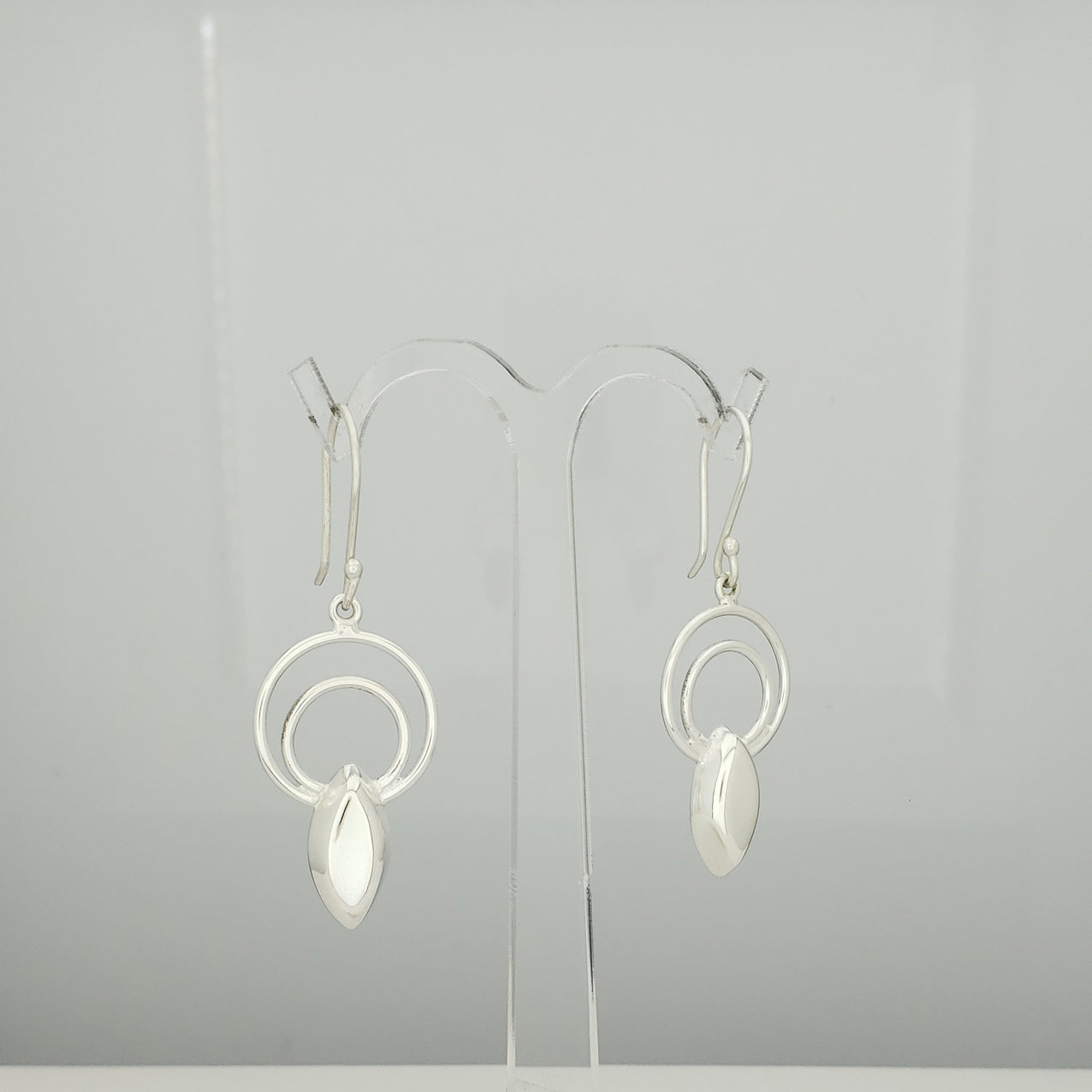 Arete plateado almendra