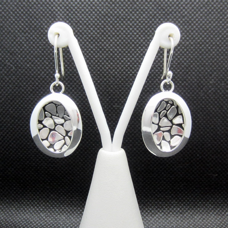 Aretes plateados textura empedrado