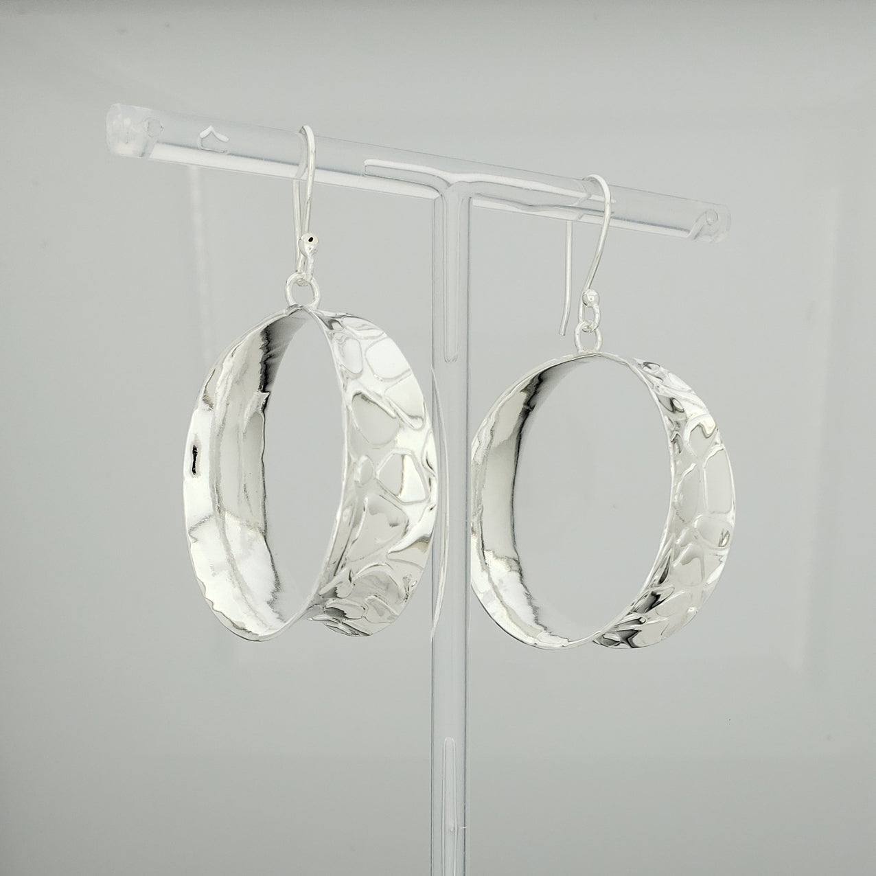 Arete plateado aro empedrado