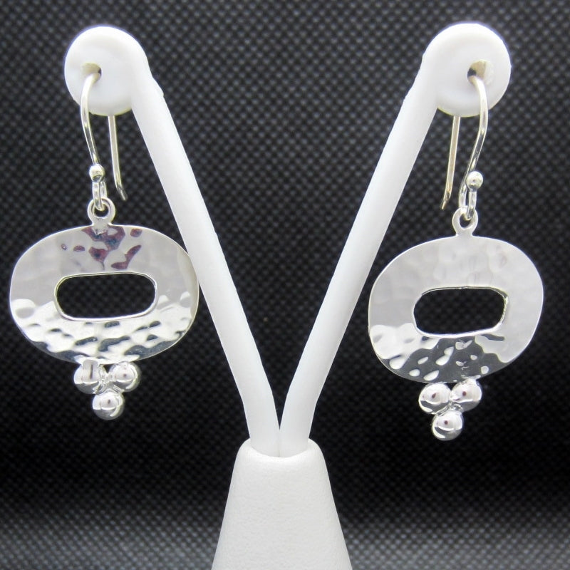 Aretes plateados sencillo maya