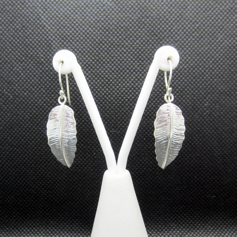 Aretes plateados hoja cincelada