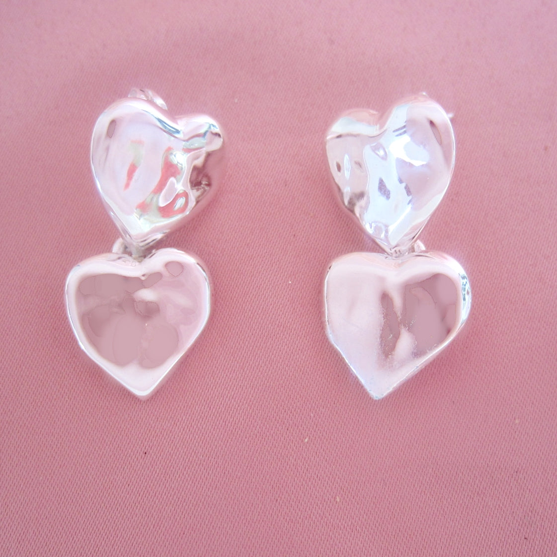 Aretes Plateados Corazón Mallugado