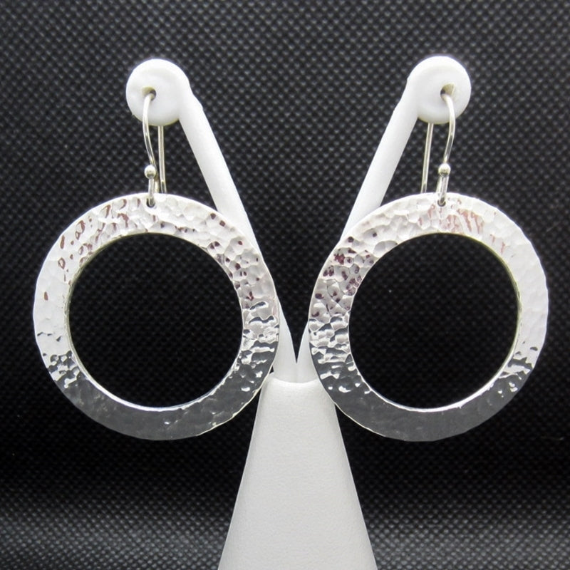 Aretes plateados aztecas sencillos