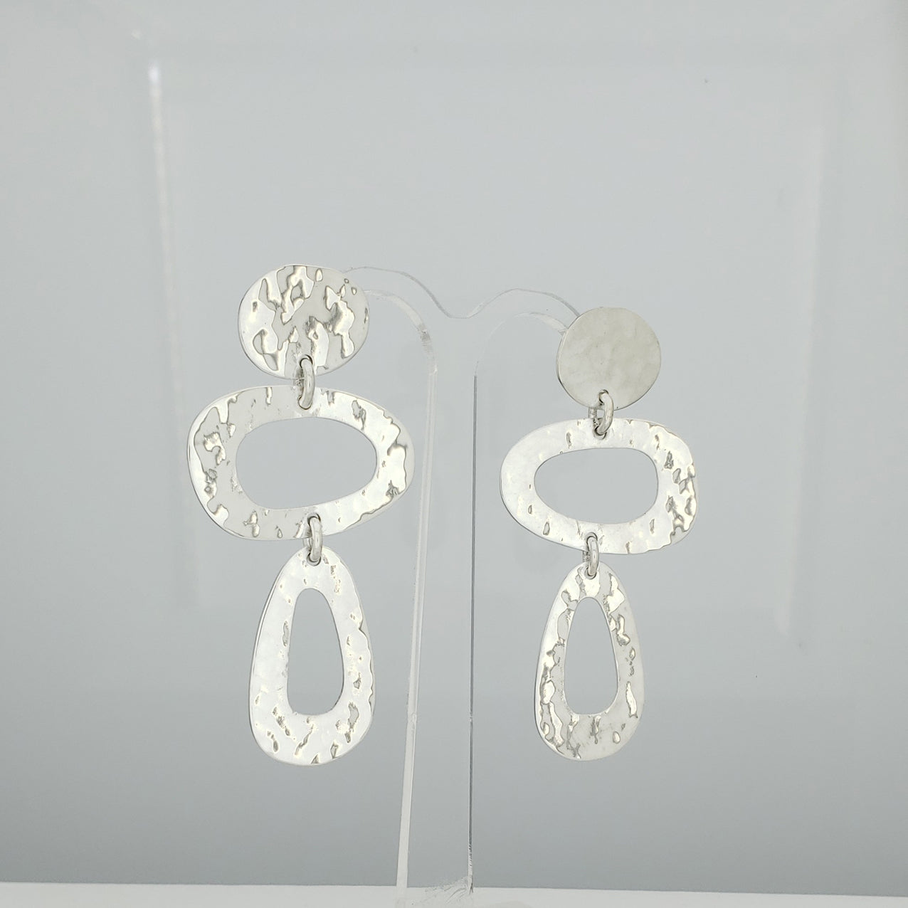 Arete plateado figuras con poste