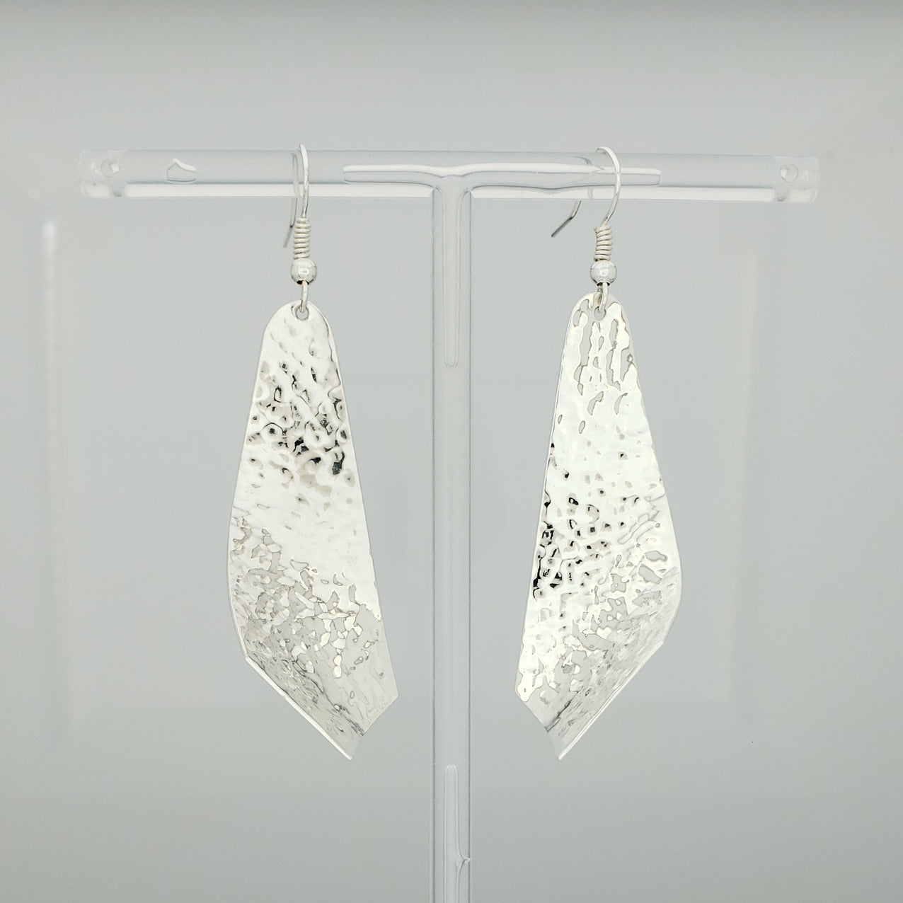 Arete plateado corbata martillada