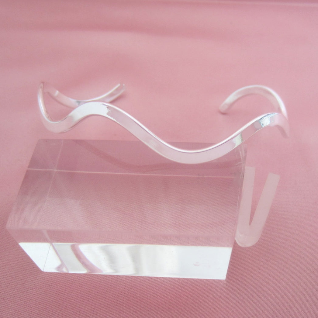 Brazalete plateado delago ondas