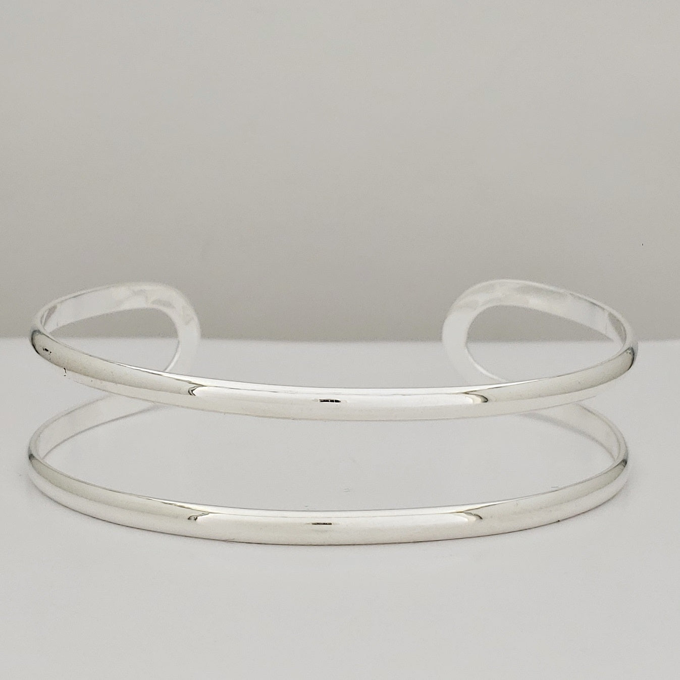 Brazalete plateado un trazo