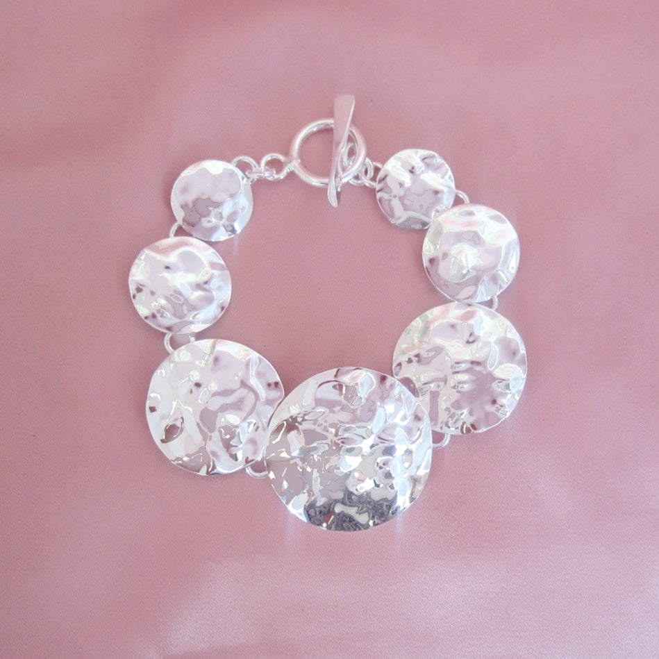 Pulsera plateada bombeada