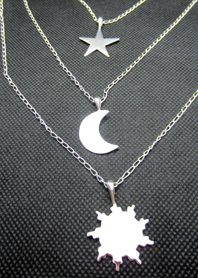 Collar plateado universo