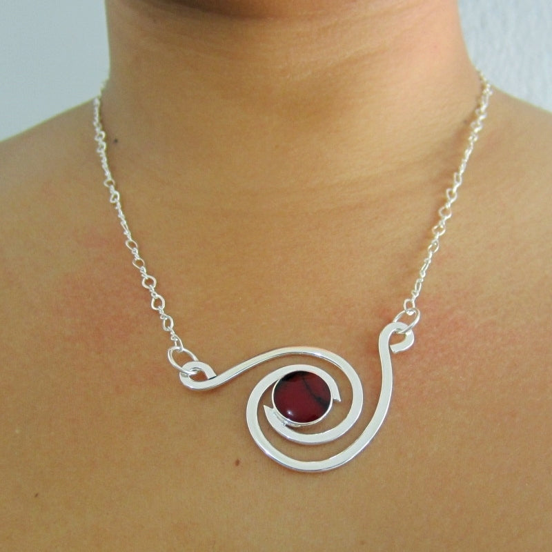 Collar plateado espiral
