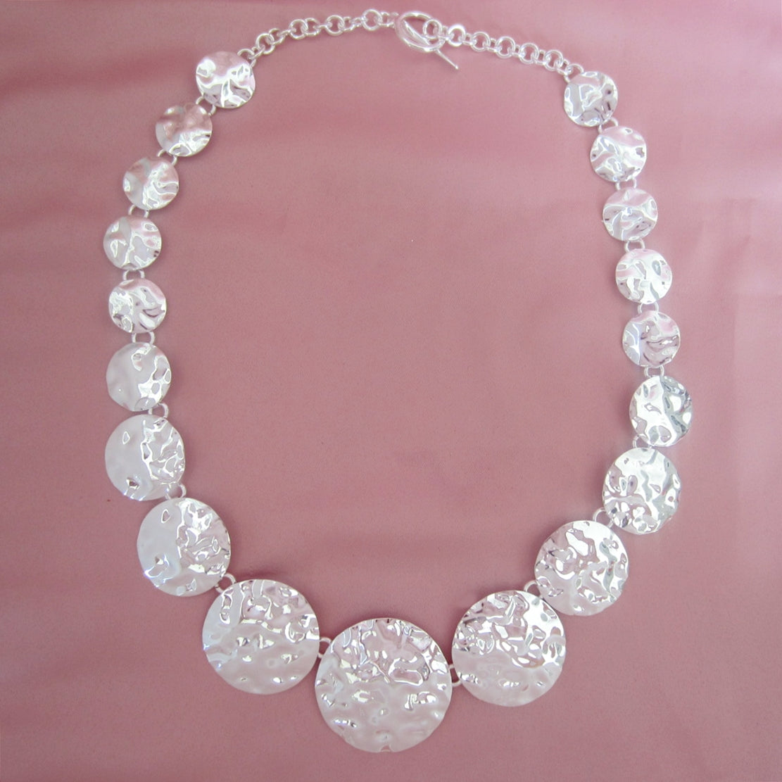 Collar plateado bombeado
