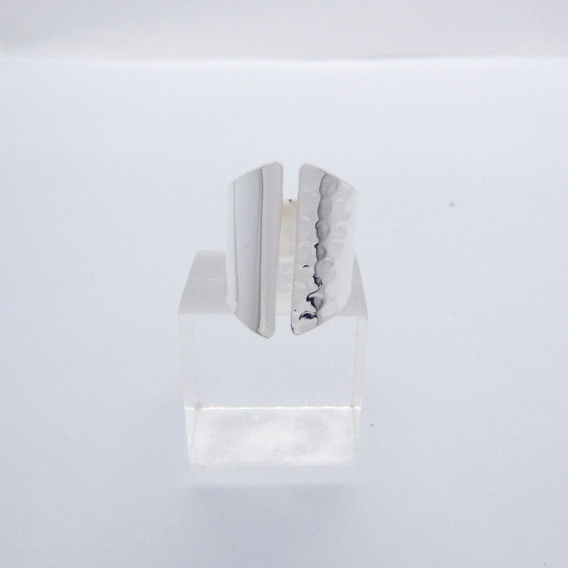 Anillo Plateado Liso Martillado