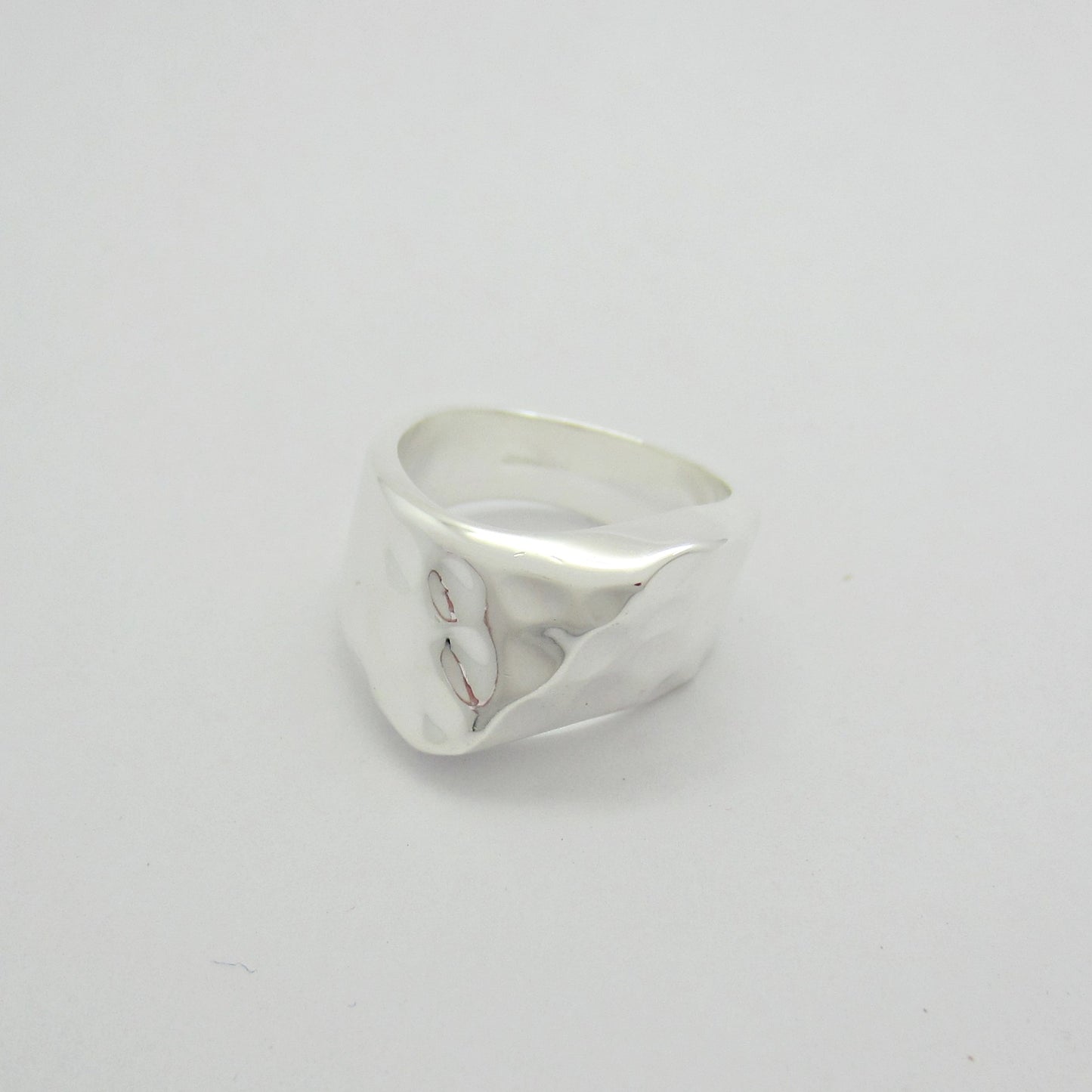 Anillo Plateado Vaciado Pellisco