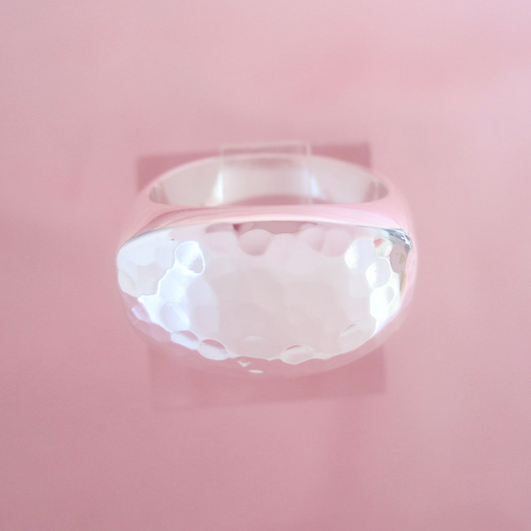Anillo plateado vaciado boleado
