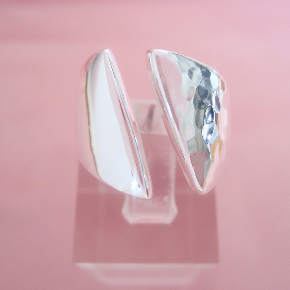 Anillo plateado vaciado navajas