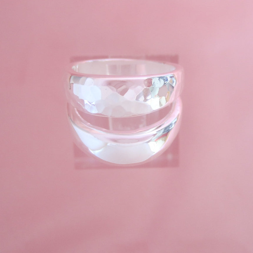 Anillo plateado vaciado doble banda