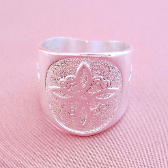 Anillo Plateado Nudo de Bruja
