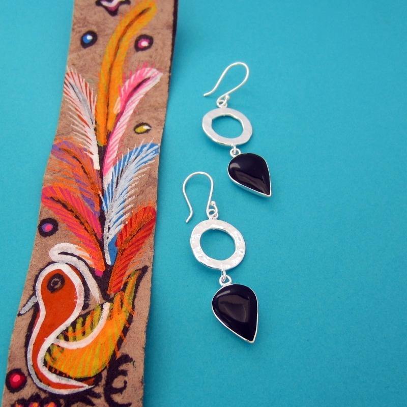 ARETES PLATEADOS PUNTA LANZA CON PIEDRA - Petick Joyería Artesanal