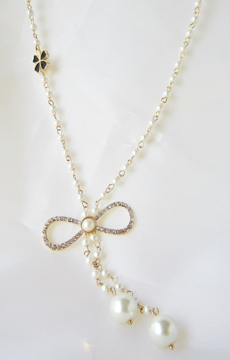 Collar perlas y moño